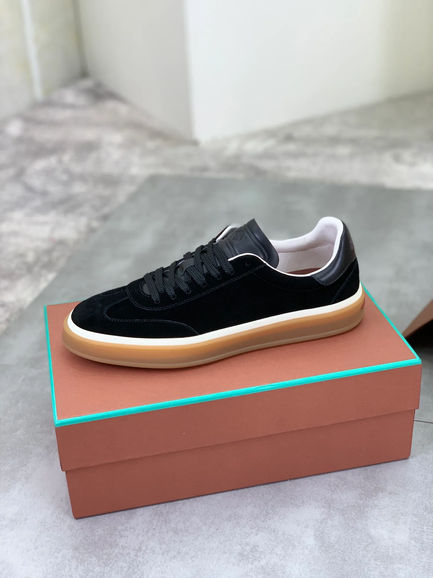 Men's Men's Shoes 💰P540 New 💰High Quality Loro Piana 💯Top Authentic Grade💯Buy the original 1:1 copy💯 Founded the existing Loro Piana company on April 24, 1924. It is now the sixth generation of family business, providing top quality products to customers who are discerning in taste and quality. Imported original fabrics, made of plain calfskin lining. Hand-sewn threads with cowhide feet. Original packaging. Size: 38-45. 7⃣️ colors available.